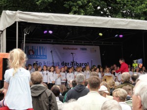 Beim Tag der Musik singt ein Kinderchor auf einer Bühne.