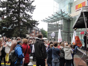 Zuschauermenge vor der Bühne vor dem Tibarg-Center zum Tag der Musik