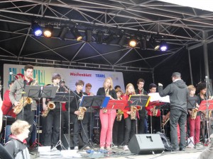 Das Foto zeigt ein Orchester mit Jugendlichen beim Tag der Musik. In der ersten Reihe stehen die Bläser.