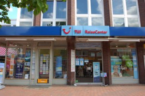 Das Foto zeigt den Eingang und das Schaufenster des TUI Reisecenters.