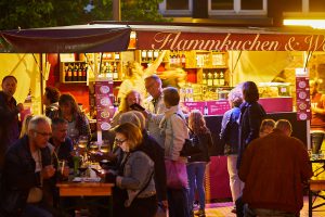 Die Gäste ließen sich Flammkuchen und Wein schmecken