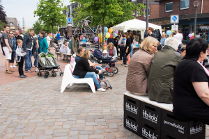 Das Foto zeigt den Lounge Bereich auf dem Tibarg Foodtruck Festival 2016 in Hamburg-Niendorf