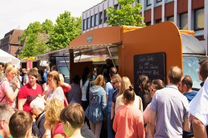 Foto von Menschen vor einem Foodtruck des Tibarg Foodtruck Festival 2016 in Hamburg-Niendorf