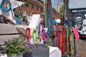 Das Foto zeigt selbstgemachte Hundehalsbänder und Hundeleinen auf dem Handmademarket des Tibarg Foodtruck Festival 2016 in Hamburg-Niendorf