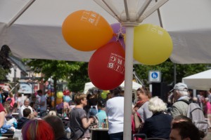 Ballons auf dem Tibarg Foodtruck Festival 2016 an einem Schirm festgebunden