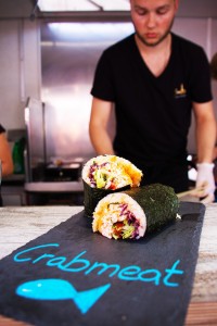 Das Foto zeigt einen Sushi Burrito auf dem Tibarg Foodtruck Festival 2016 in Hamburg-Niendorf