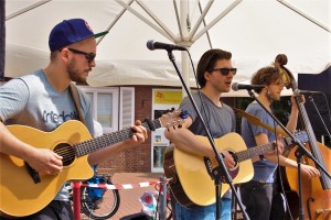 Das Foto zeigt die Musiker der Band Karlson von vorne bei ihrem Auftritt auf dem Tibarg Foodtruck Festival 2016 in Hamburg-Niendorf