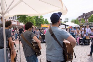 Das Foto zeigt die drei Musiker von Karlson bei ihrem Auftritt auf dem Tibarg Foodtruck Festival 2016 in Hamburg-Niendorf