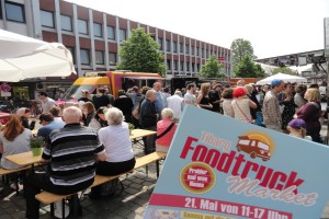 Gemütliches Beisammensein auf dem Tibarg Foodtruck Festival 2016 in Hamburg-Niendorf