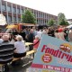 Gemütliches Beisammensein auf dem Tibarg Foodtruck Festival 2016 in Hamburg-Niendorf