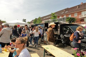 Das Foto zeigt Menschen vor dem Foodtruck "Kiezküche" auf dem Tibarg Foodtruck Festival 2016 in Hamburg-Niendorf