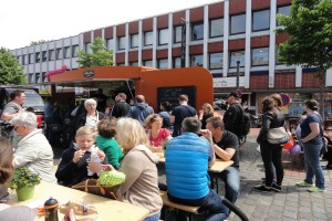 Das Foto zeigt ein gemütliches Beisammensein auf dem Tibarg Foodtruck Festival 2016 in Hamburg-Niendorf am Tibarg