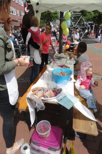 Das foto zeigt einen Cup Cake zum Selbermachen Stand auf dem Tibarg Foodtruck Festival 2016 in Hamburg-Niendorf am Tibarg