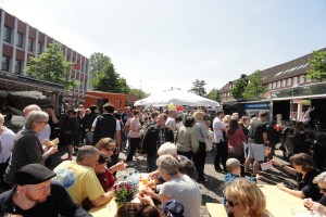 Das Foto zeigt ein buntes Treiben auf dem Tibarg Foodtruck Festival 2016 in Hamburg-Niendorf vor den verschiedenen Foodtrucks