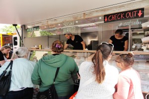 Das Foto zeigt Menschen vor einem Burrito Foodtruck auf dem Tibarg Foodtruck Festival 2016 in Hamburg-Niendorf