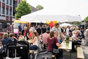 Das Foto zeigt eine bunte Menschenmenge auf dem Tibarg Foodtruck Festival 2016 in Hamburg-Niendorf am Tibarg