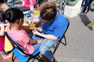 Das Foto zeigt Kinder beim Schminken auf dem Tibarg Foodtruck Festival 2016 in Hamburg-Niendorf am Tibarg