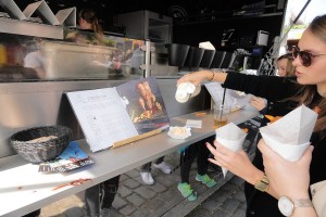 Das Foto zeigt einen Essenswagen auf dem Tibarg Foodtruck Festival 2016 in Hamburg-Niendorf am Tibarg