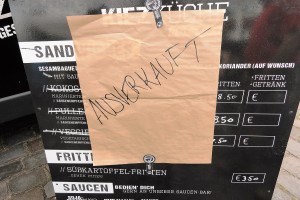 Ein Menüschild auf dem Foodtruck Market Tibarg mit einem "ausverkauft" Schild über dem Menüschild