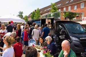 Das Foto zeigt wartende Menschen vor dem Kiezküche Foodtruck beim Tibarg Foodtruck Festival 2016 in Hamburg-Niendorf