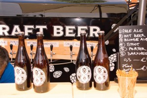 Das Foto zeigt Flaschen des Craft Beers auf dem Tibarg Foodtruck Festival 2016 in Hamburg-Niendorf