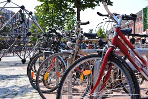 Fahrräder, die auf dem Tibarg stehen und an Fahrradständern angeschlossen sind.