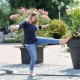 Das Bild zeigt eine Frau, die im Sommer auf dem Tibarg ausgelassen an den Wasserspielen zu sehen ist