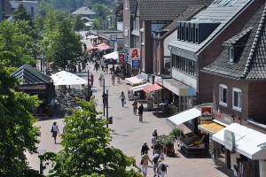 Eine Einkaufsstraße auf dem Tibarg, fotografiert von oben