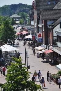 Ein Teil der Einkaufsstraße auf dem Tibarg, von oben herab fotografiert.