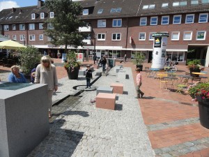 Ein Wasserspiel auf dem Tibarg in Hamburg-Niendorf