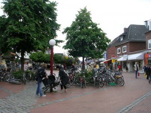 Das Bild zeigt das Tibarg-Gelände vor dem Umbau mit Fahrradständern
