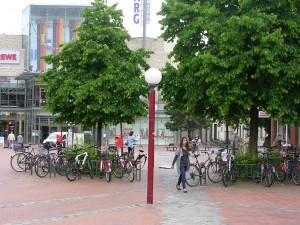 Das Bild zeigt das Tibarg-Gelände vor dem Umbau mit Fahrradständern