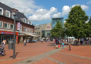 Ein mit roten Klinkersteinen gepflasterter Platz auf dem Tibarg