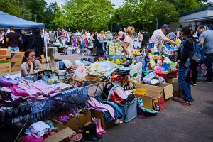 Stöbern und Feilschen beim Flohmarkt