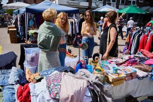 Stöbern beim Flohmarkt