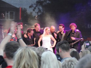 Braut mit Band auf der Bühne