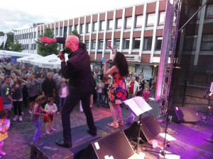 Zwei Sänger treiben die Stimmung auf dem Tibargfest nach oben.