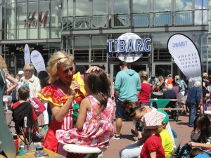 Kinder werden vor dem Tibarg Center geschminkt.