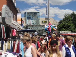 Das Foto zeigt Passanten beim Einkaufen am Tibarg zum Tibargfest.