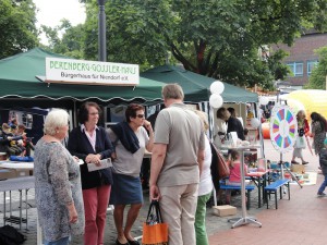 Vor dem Stand vom Berenberg-Gossler-Haus, dem Bürgerhaus für Niendorf e.V., informieren sich Besucher.