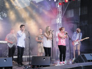 Eine Band aus Jugendlichen performt beim Tibargfest auf der Bühne.
