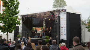 Das Publikum beobachtet den Bühnenauftritt einer Band beim Tribargfest.