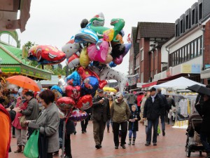 Große Luftballons können von Passanten erworben werden.