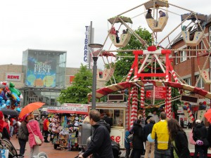 Verschiedene Buden und ein kleines Riesenrad laden die Besucher zum Verweilen ein