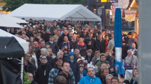 Zuschauer sitzen und stehen beim Tibargfest