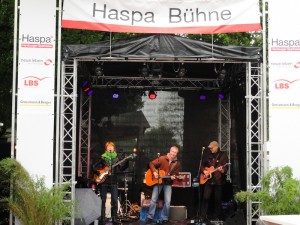 Eine Band spielt auf der Haspa Bühne