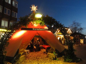 Im Kinderbasteltipi basteln Kinder in einem geschmückten Tipi-Zelt kleine Kunstwerke.