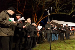 Menschen beim Waldsingen 2014 auf dem Tibarg