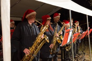 Eine Band beim Waldsingen 2014 auf dem Tibarg mit roten Weihnachtsmann-Mützen auf