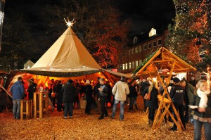 Unter einem aufgestellten Tipi-Zelt tummeln sich die Besucher und genießen Glühwein.